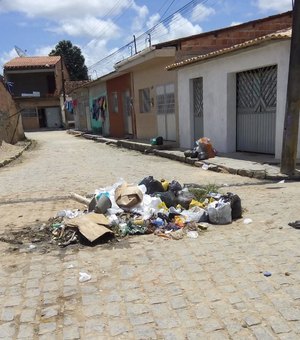 Moradores de Matriz de Camaragibe reclamam do excesso de lixo nas ruas