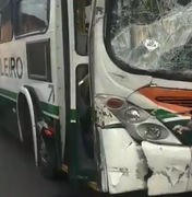Colisão entre dois ônibus deixa seis passageiros feridos em Maceió