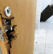 Criminosos arrombam casa em Arapiraca e furtam cofres, dinheiro, celular e notebook