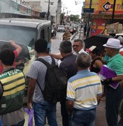 Van com passageiros que iriam fazer hemodiálise pega fogo no centro de Arapiraca