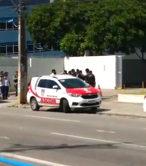 Trio invade agência bancária e rouba armas de vigilantes em Maceió