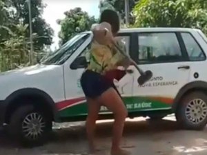 [Vídeo] Durante confusão, mulher quebra carro de Secretaria da Saúde com enxada