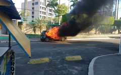 Veículo pegou fogo no Centro da cidade
