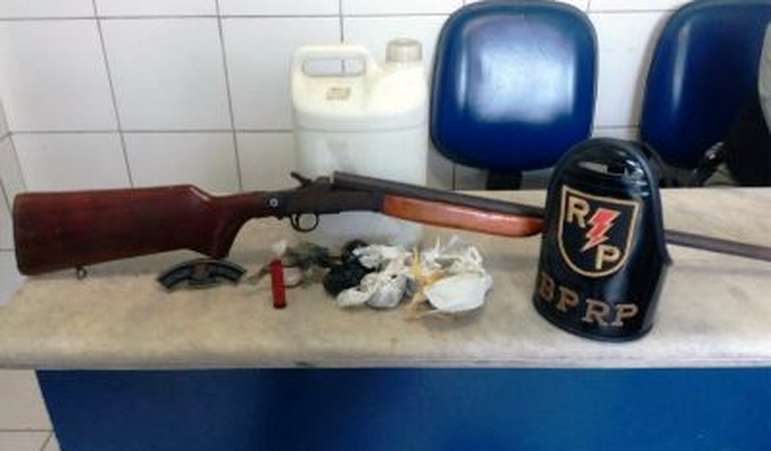 Polícia apreende arma de fogo e drogas no bairro do Benedito Bentes