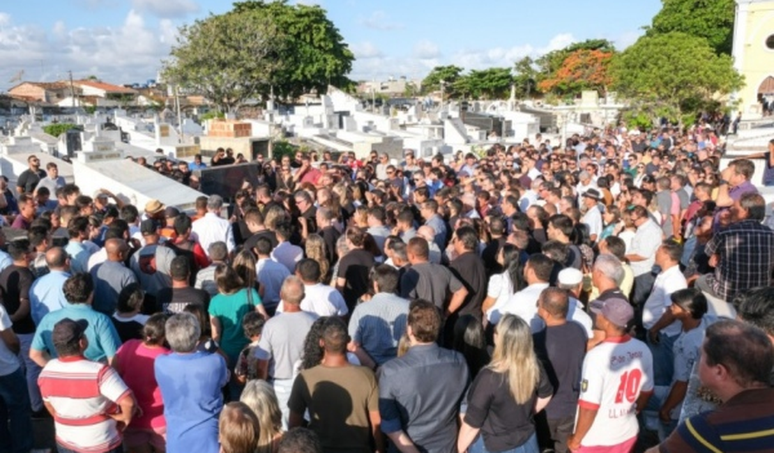 Corpo de João Beltrão é sepultado em Maceió sob grande comoção