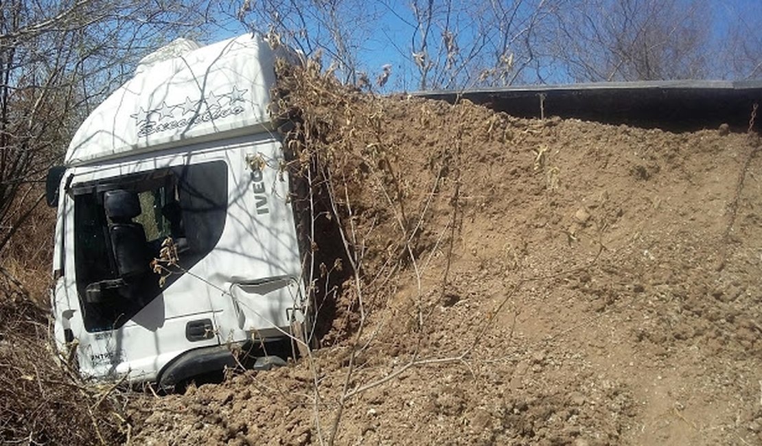 Motorista perde controle de veículo e cai na Serra das Pias