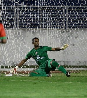 Goleiro Bruno faz estreia, leva gol de pênalti e é aplaudido em Varginha