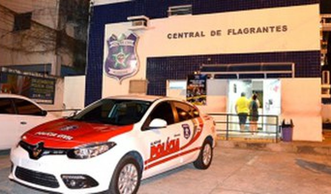 Carro é furtado em frente a condomínio no bairro da Ponta Verde