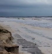 Vídeo:IMA pede que população evite banho de mar por causa de espuma na praia