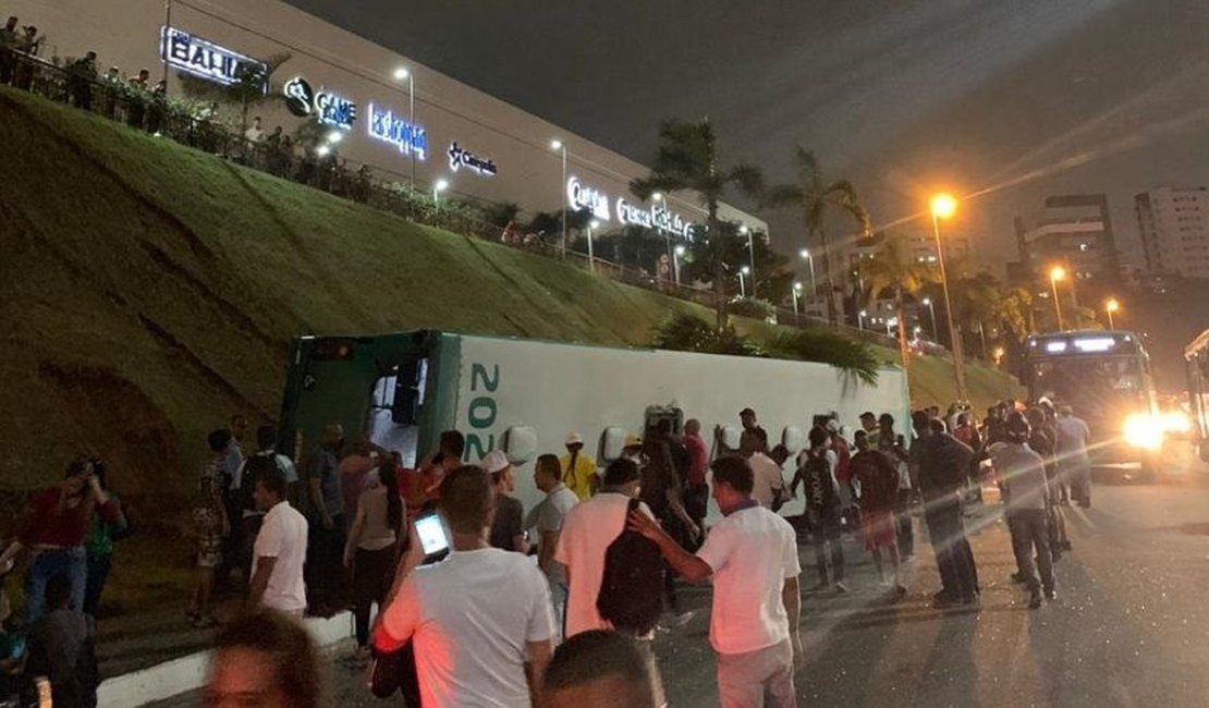 [Vídeo ] Ônibus cai de ribanceira em Salvador e deixa 27 feridos