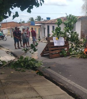 Moradores de Coqueiro Seco fazem protesto devido a falta de água