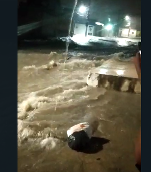 [Vídeo] Após mais uma noite de chuvas, alguns bairros de Arapiraca ficam com ruas alagadas