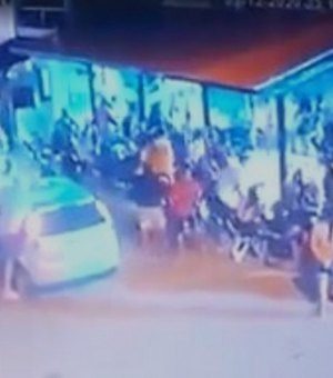 [Vídeo] Homem invade bar, atira em clientes e deixa cinco feridos