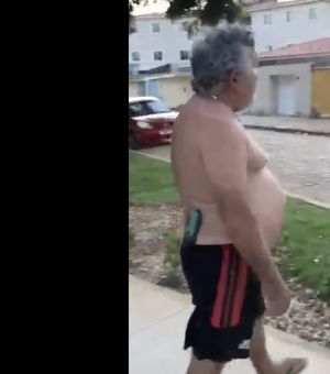 [Vídeo] Idoso armado com faca agride e ameaça skatistas em praça de Palmeira dos Índios