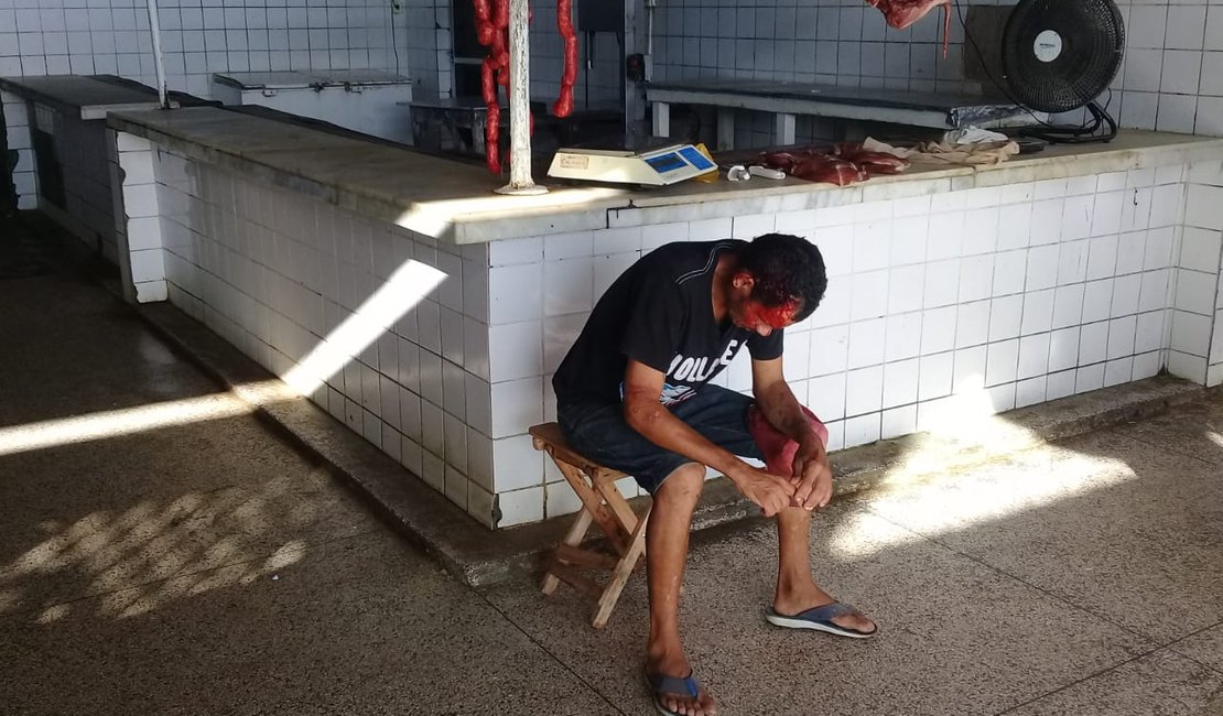 Homem leva paulada em confusão no Mercado Público de Arapiraca