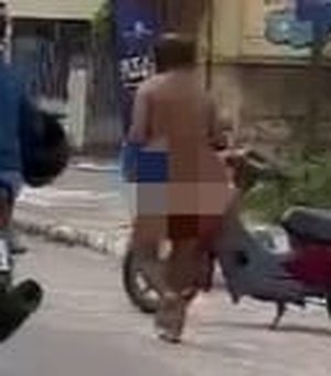 [Vídeo] Homem é flagrado correndo nu pelas ruas de Arapiraca