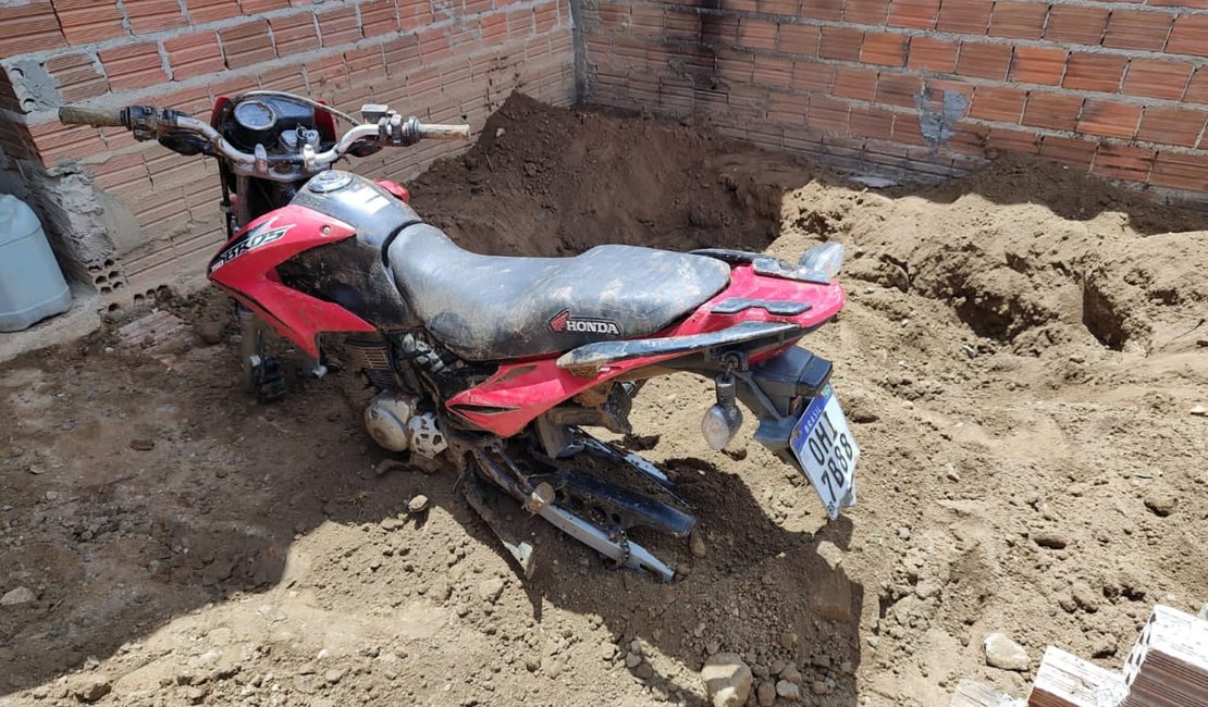 Moto roubada é descoberta enterrada no quintal de uma residência em Porto Real do Colégio