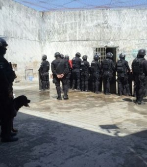 Agentes penitenciários fazem varredura no Baldomero Cavalcanti