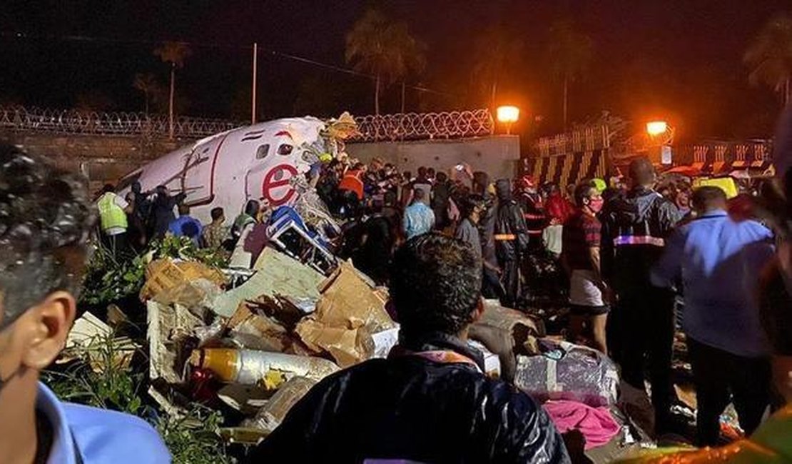 Avião com 190 pessoas a bordo se parte em dois em aeroporto