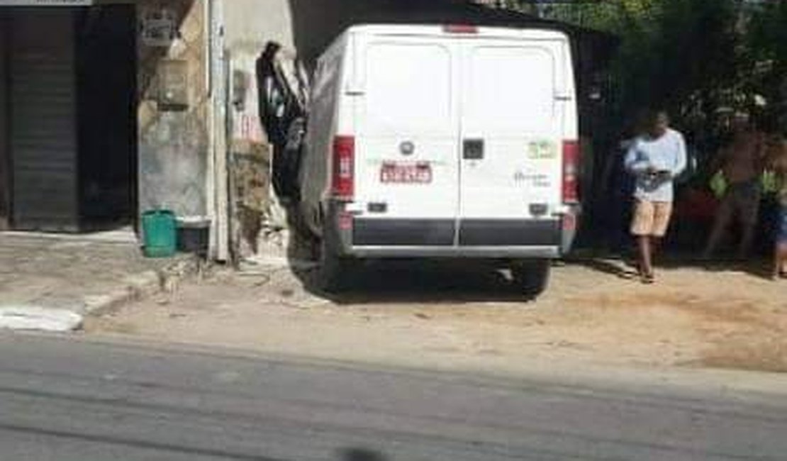 Condutor perde controle e veículo invade oficina em Porto de Pedras