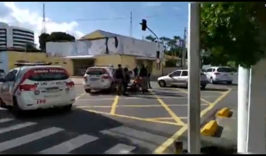 Colisão entre ambulância e moto deixa duas pessoas feridas no Farol