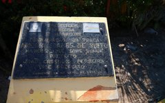 Até a placa de inauguração da praça também sofre em Barra Grande
