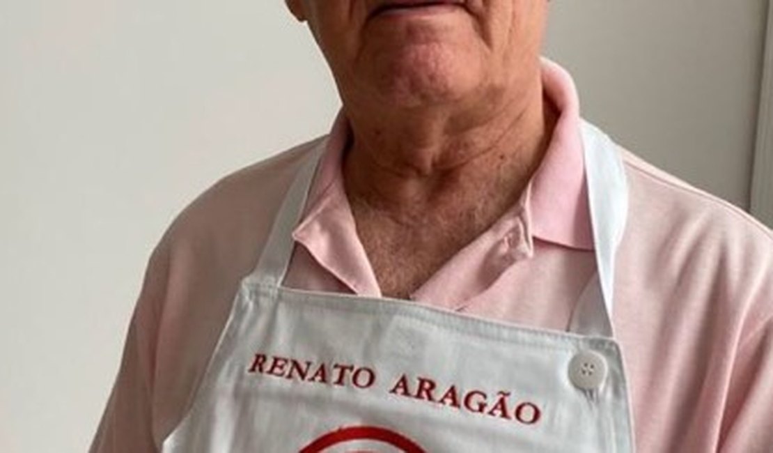 Fora da Globo, Renato Aragão posa com avental do MasterChef para cozinhar