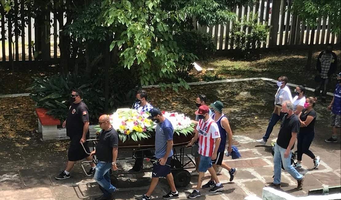 Corpo de João Alberto, morto após ser espancado em unidade do Carrefour, é enterrado