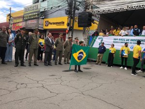 Prefeito Luciano Barbosa marca presença em desfile de 7 de setembro em Arapiraca
