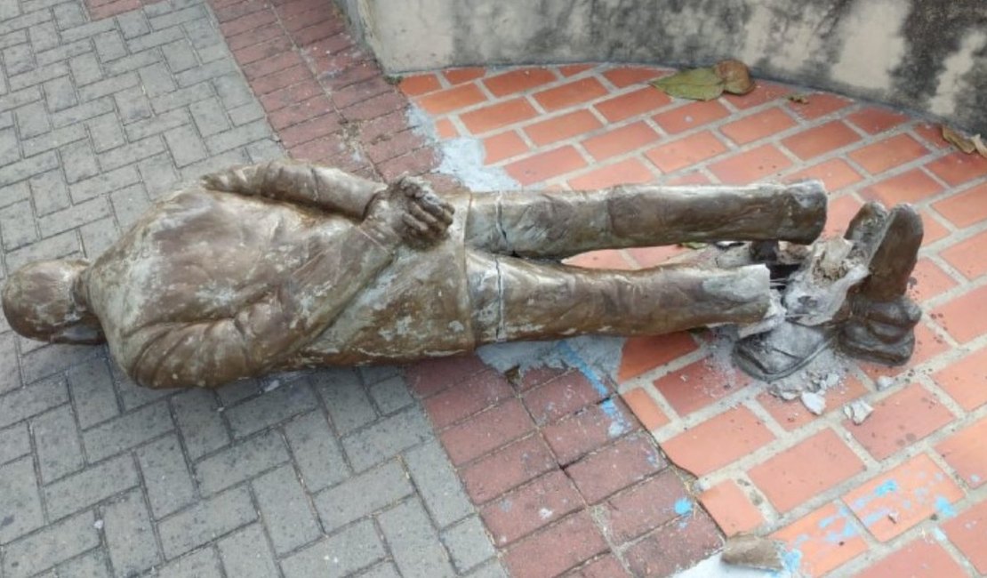 Estátua de Ariano Suassuna é alvo de vandalismo no Recife
