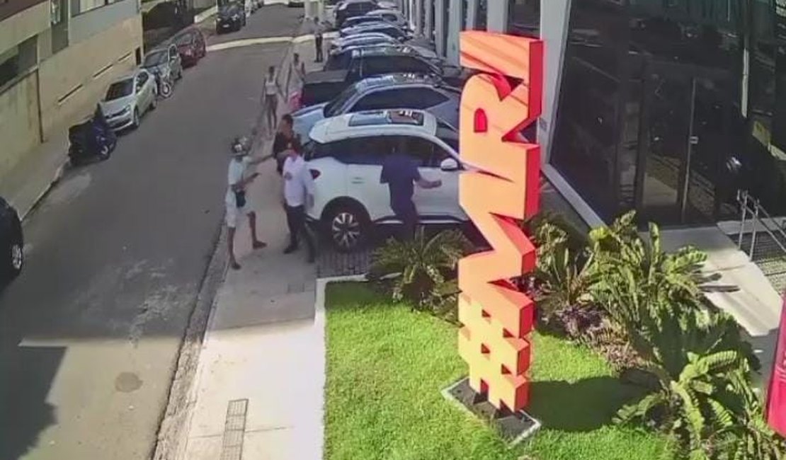 Câmera de segurança flagra assalto à mão armada na Ponta Verde