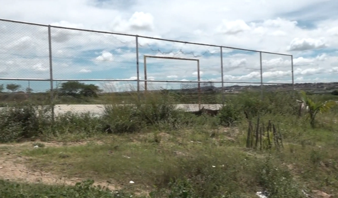 [Vídeo] Moradores denunciam abandono de quadra em conjunto residencial de Arapiraca