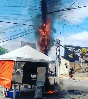 Incêndio em poste deixa bairro sem energia e sem internet em Arapiraca
