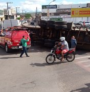 [Vídeo] Carreta que transportava água mineral tomba na Av. Rio Branco em Arapiraca
