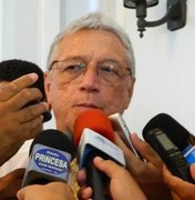 Téo Vilela e Adriano Soares são acusados de irregularidades na compra de material