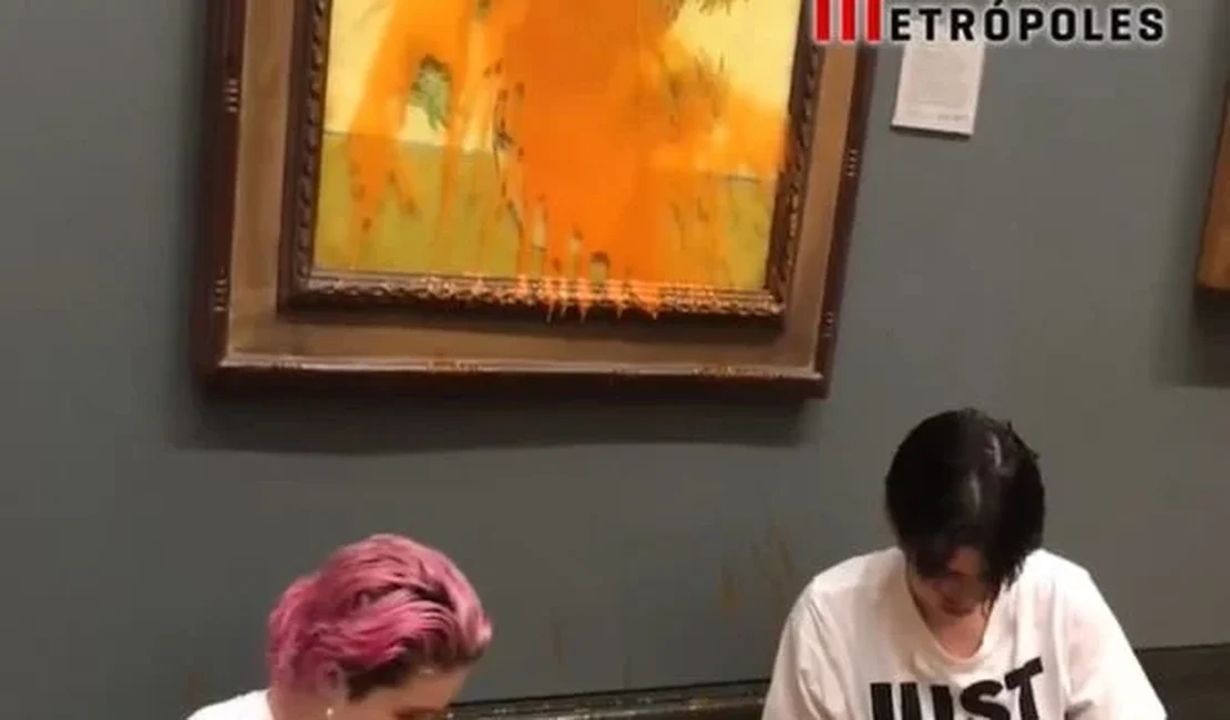 Ativistas jogam sopa de tomate em quadro de Van Gogh. Veja vídeos