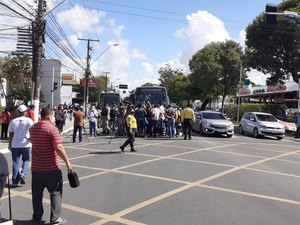 Protesto de ex-rodoviários da Veleiro bloqueia faixa azul da Fernandes Lima