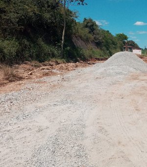 Prefeitura de Arapiraca interdita Rua São Roque para serviços de drenagem e pavimentação asfáltica