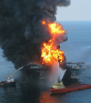 Vazamento de oleoduto provoca incêndio no mar no Golfo do México