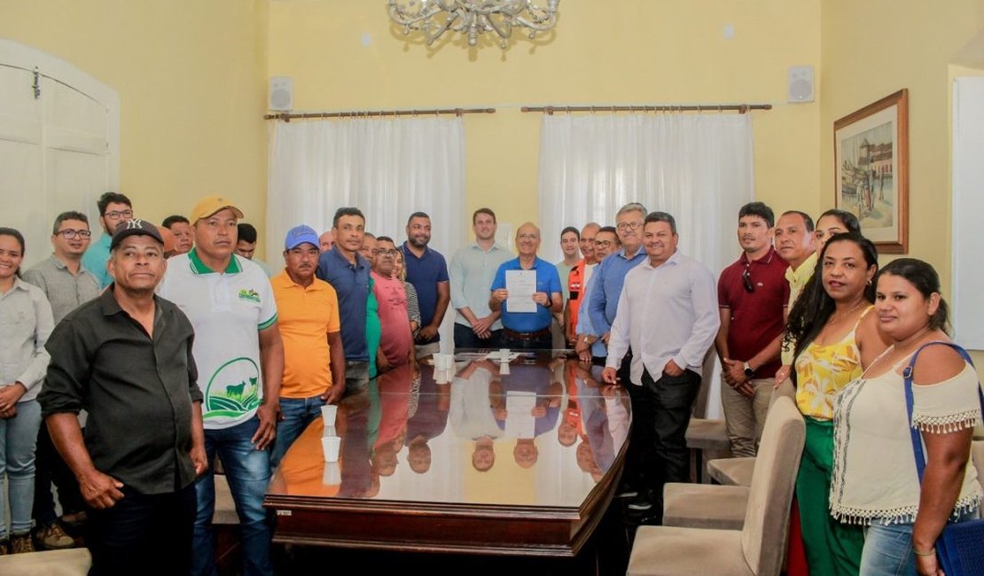 Ronaldo Lopes assina ordens de serviço para construir nova ponte e recuperar escola da Ponta Mofina
