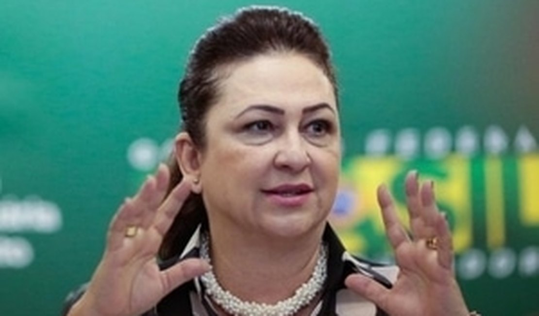 Ministra de Dilma joga taça de vinho em José Serra