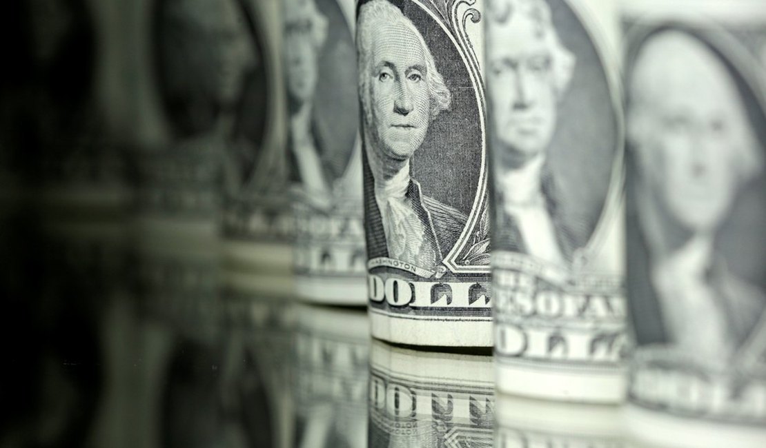 Dólar chega a R$ 5,77, mas fecha estável após comentário de Arthur Lira