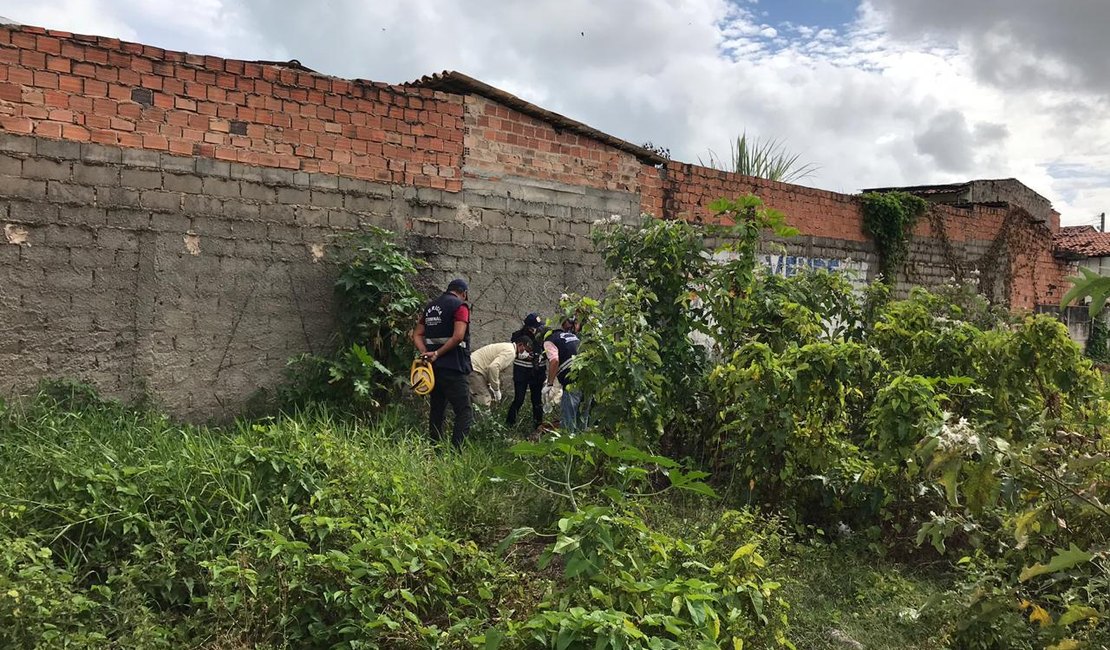 Populares encontram cadáver em terreno abandonado no bairro da Cambona