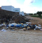  Moradores de rua em obras reclamam da falta de coleta de lixo em Arapiraca