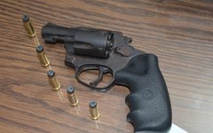 Um revolver e cinco munições foram encontradas com o acusado
