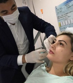 Andressa Urach mostra procedimento no rosto e faz mistério: 'Me preparando'