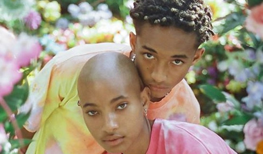 Willow Smith aparece completamente careca em cliques com irmão e amigo