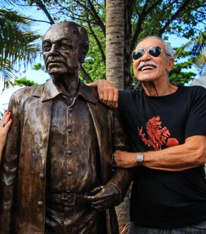Prefeitura inaugura estátua em homenagem ao ator Paulo Gracindo em Maceió