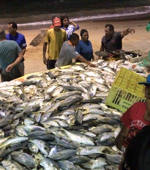 [Vídeo] Pescadores retiram grande quantidade de xaréu do mar da praia de Jatiúca