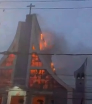 Igreja pega fogo após ser atingida por raio na Grande São Paulo